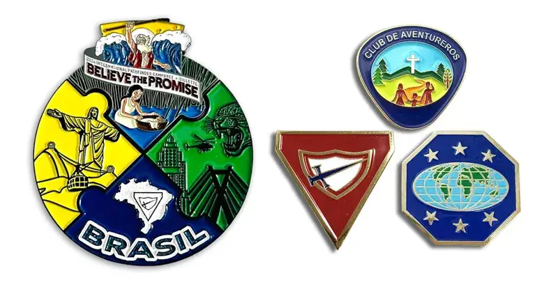 SDA zománc kitűzőkészlet, amely Brazíliában használt Pathfinder, Adventurer és Camporee mintákat tartalmaz, klubok és regionális események emblémáival.